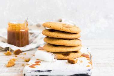 Tuzlu karamel ile bisküvi