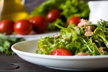 Ton balığı ve hardal sosu ile salata