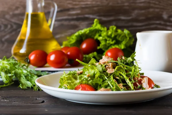 Salada com molho de atum e mostarda — Fotografia de Stock