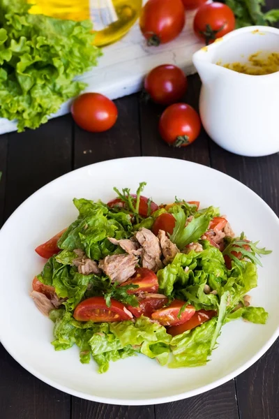 Saláta, tonhal és mustáros öntettel — Stock Fotó