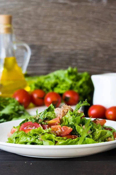 Salada com molho de atum e mostarda — Fotografia de Stock