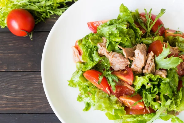 Salad with tuna and mustard dressing — Stock Photo, Image