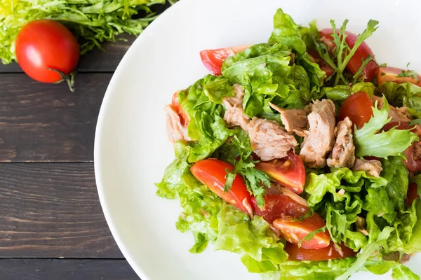 Salada com molho de atum e mostarda — Fotografia de Stock