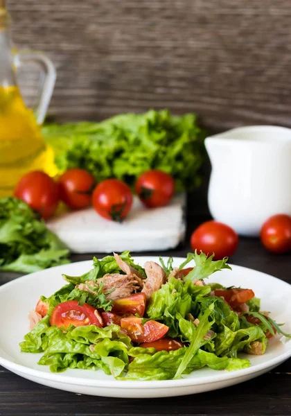 Salada com molho de atum e mostarda — Fotografia de Stock