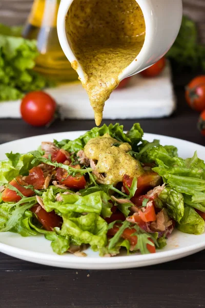 マグロと粒マスタードのドレッシングのサラダ — ストック写真
