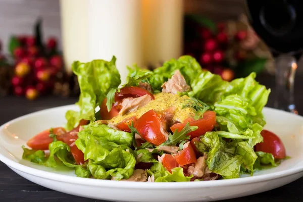 Salada com molho de atum e mostarda — Fotografia de Stock