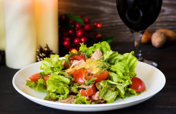 Salada com molho de atum e mostarda — Fotografia de Stock