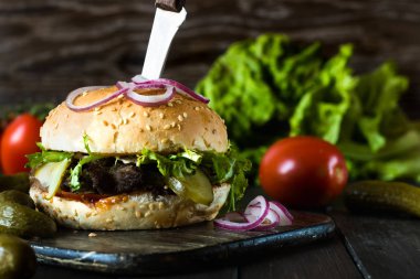 Hamburger sığır eti dilimleri ile