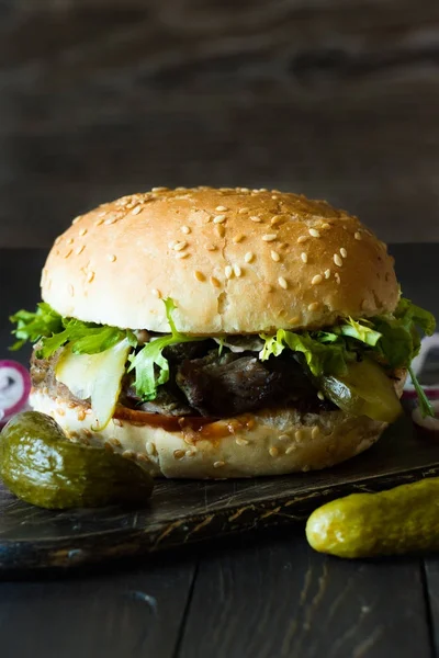 Hamburger mit Rinderscheiben — Stockfoto