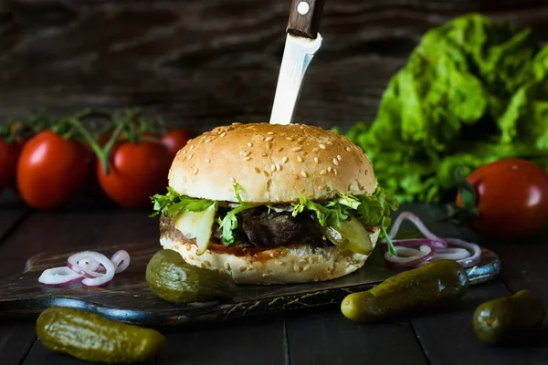 Hamburger mit Rinderscheiben — Stockfoto