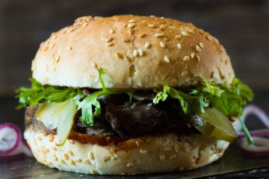 Hamburger sığır eti dilimleri ile