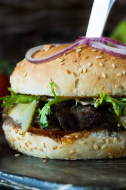 Hamburger sığır eti dilimleri ile