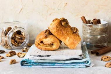 Akçaağaç şurubu ve ceviz ile Puffs