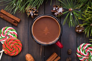 Noel ağacı bir kupa kakao. Üstten Görünüm