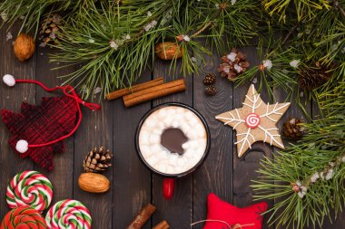 Yeni yıl öğeler ahşap arka plan üzerinde. Üstten Görünüm .