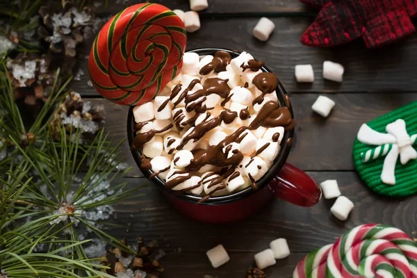 Какао с зефиром и шоколадом среди еловых ветвей и новогодних элементов — стоковое фото