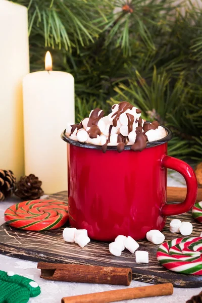 Новогоднее какао с шоколадом в красной миске — стоковое фото