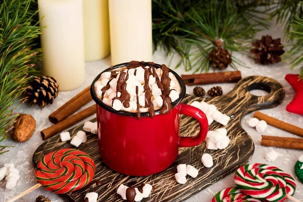 Какао с зефиром и шоколадом в рождественском стиле — стоковое фото