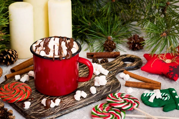 Cacau com marshmallows e chocolate em um estilo de Natal — Fotografia de Stock