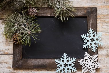 Kurulu Noel dekor girdileri. Metnin altında yer