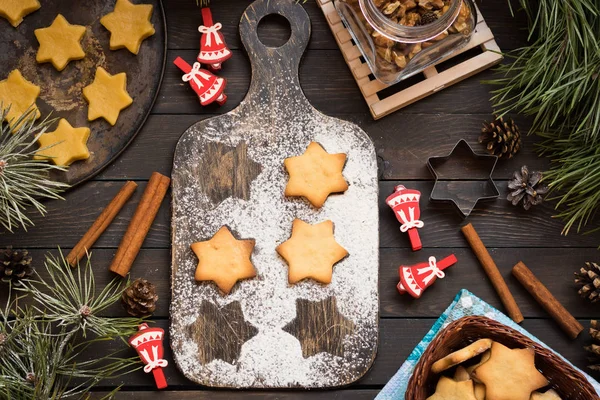 Ciasteczka świąteczne w formie gwiazdek na ciemnym tle drewnianych. Miejsce dla tekstu. — Zdjęcie stockowe
