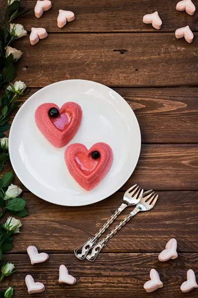 Zwei Kuchen in Herzform auf einem Holztisch — Stockfoto