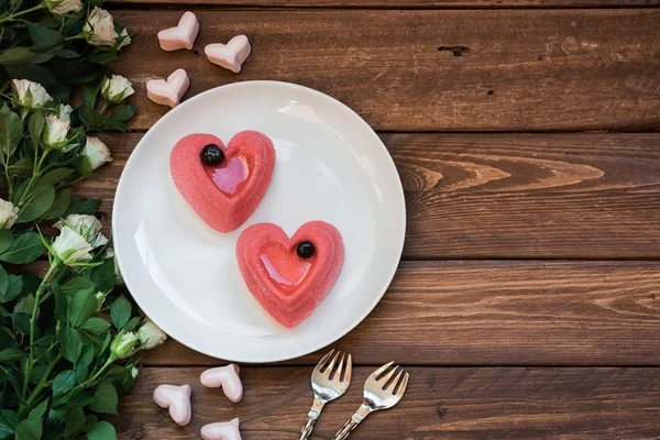 Dwa ciasta w formie serca na drewnianym stole — Zdjęcie stockowe