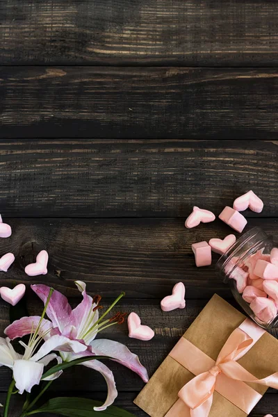 Hatmi Kalpler, aşk mektubu ve eski bir ahşap zemin üzerine çiçek — Stok fotoğraf
