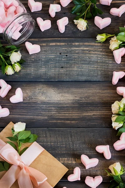 Hatmi Kalpler, aşk mektubu ve eski bir ahşap zemin üzerine çiçek — Stok fotoğraf