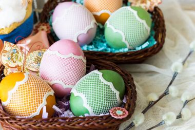 Paskalya kek beyaz buzlanma ve Paskalya yumurtaları hafif bir arka plan üzerinde