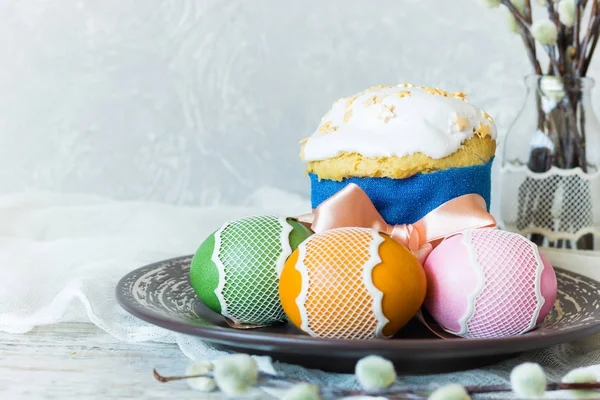 Húsvéti torta fehér hab és a húsvéti tojás a világos háttér — Stock Fotó