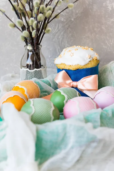Пасхальный торт с белой глазурью и пасхальные яйца на светлом фоне — стоковое фото