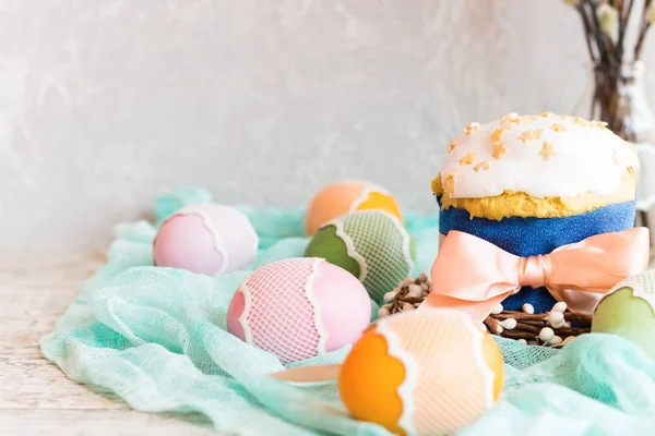 Пасхальный торт с белой глазурью и пасхальные яйца на светлом фоне — стоковое фото