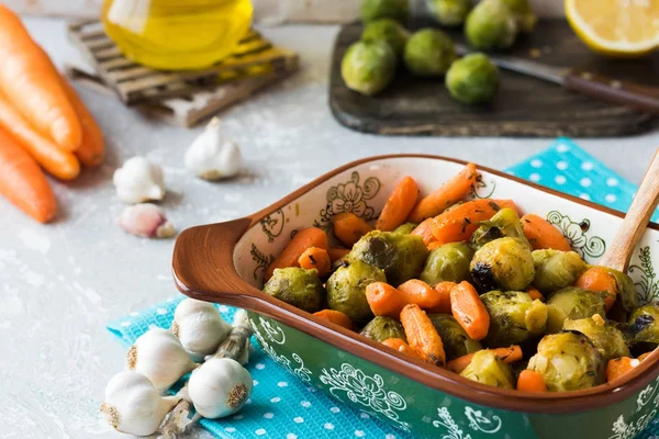 Καραμελωμένα Βρυξέλλες λάχανο και καρότα με μυρωδικά και σκόρδο — Φωτογραφία Αρχείου