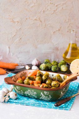 Karamelize Brüksel lahana ve havuç otlar ve sarımsak ile