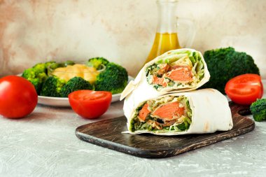 Pita ekmeği ile Somon roll