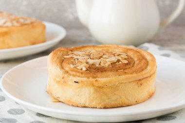 Denis hafif bir arka plan üzerinde beyaz bir tabakta badem yaprakları ile