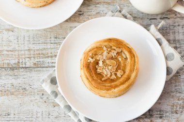 Badem yaprakları ile denish