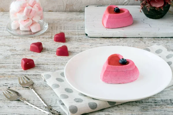 Cakes in the form of heart on the day of the holy Valentine — Stock Photo, Image