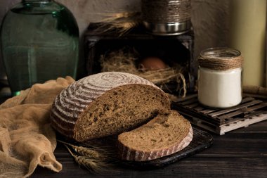 Ekmek maya rustik koyu arka plan üzerinde olmadan