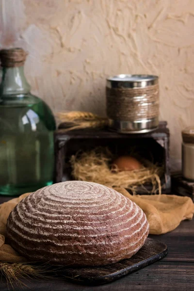 Pan sin levadura sobre un fondo rústico oscuro — Foto de Stock