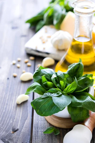 Ingrediente proaspete pentru prepararea sosului pesto italian — Fotografie, imagine de stoc