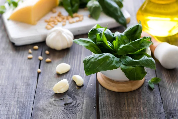 Färska ingredienser för att göra italienska pestosås — Stockfoto