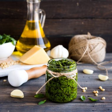 Taze ev yapımı pesto sos ve bunun için malzemeler