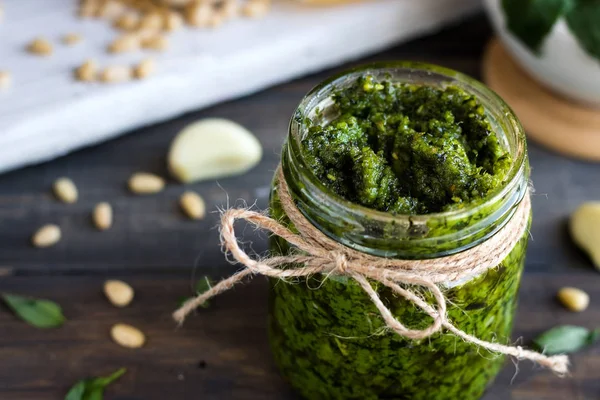 Taze ev yapımı pesto sos ve bunun için malzemeler