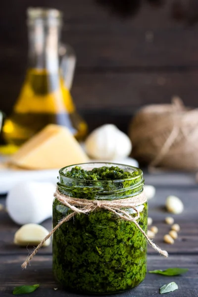 Pesto fresco fatto in casa salsa e ingredienti ad esso — Foto Stock