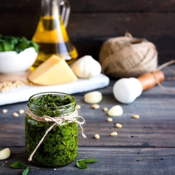 Salsa de pesto casero fresco e ingredientes a ella — Foto de Stock