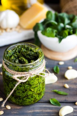 Taze ev yapımı pesto sos ve bunun için malzemeler