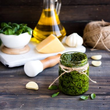 Taze ev yapımı pesto sos ve bunun için malzemeler