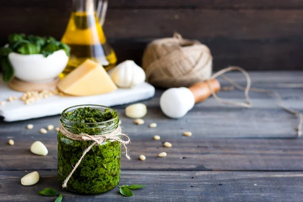 Taze ev yapımı pesto sos ve bunun için malzemeler — Stok fotoğraf